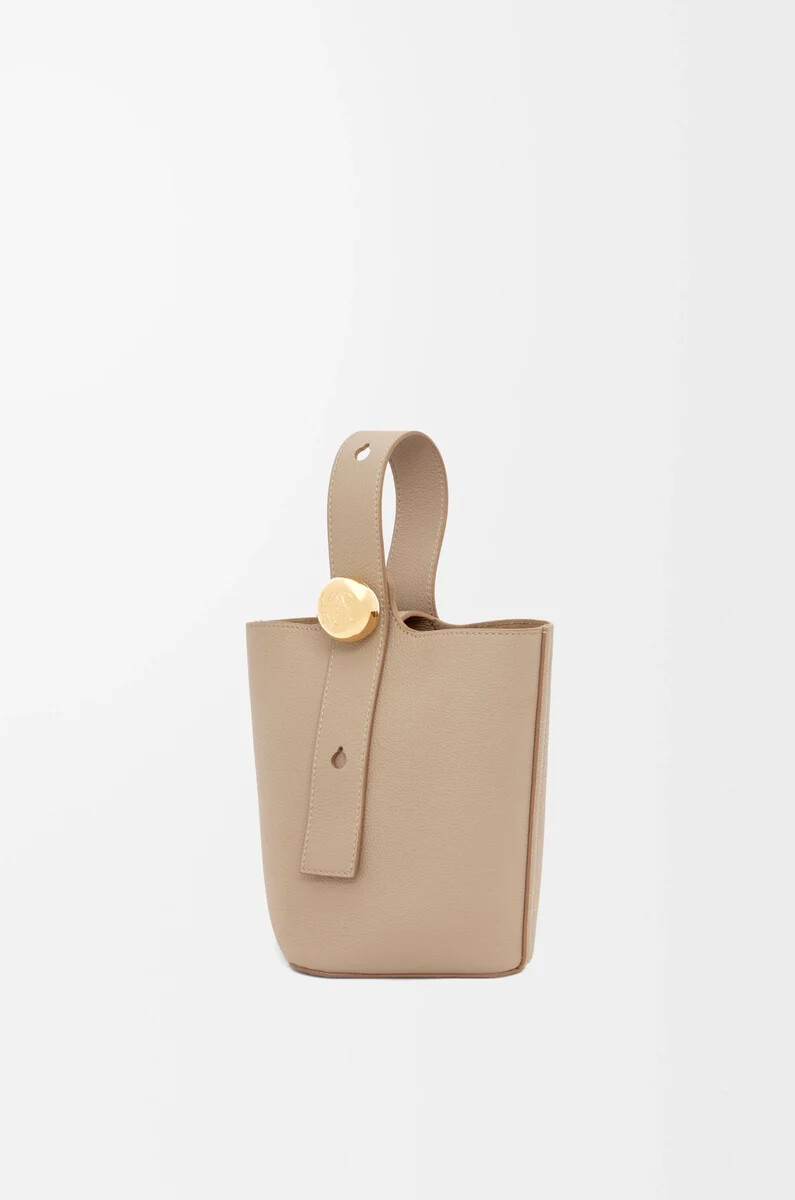 borsa a secchiello mini pebble in morbida pelle di vitello granata sabbia