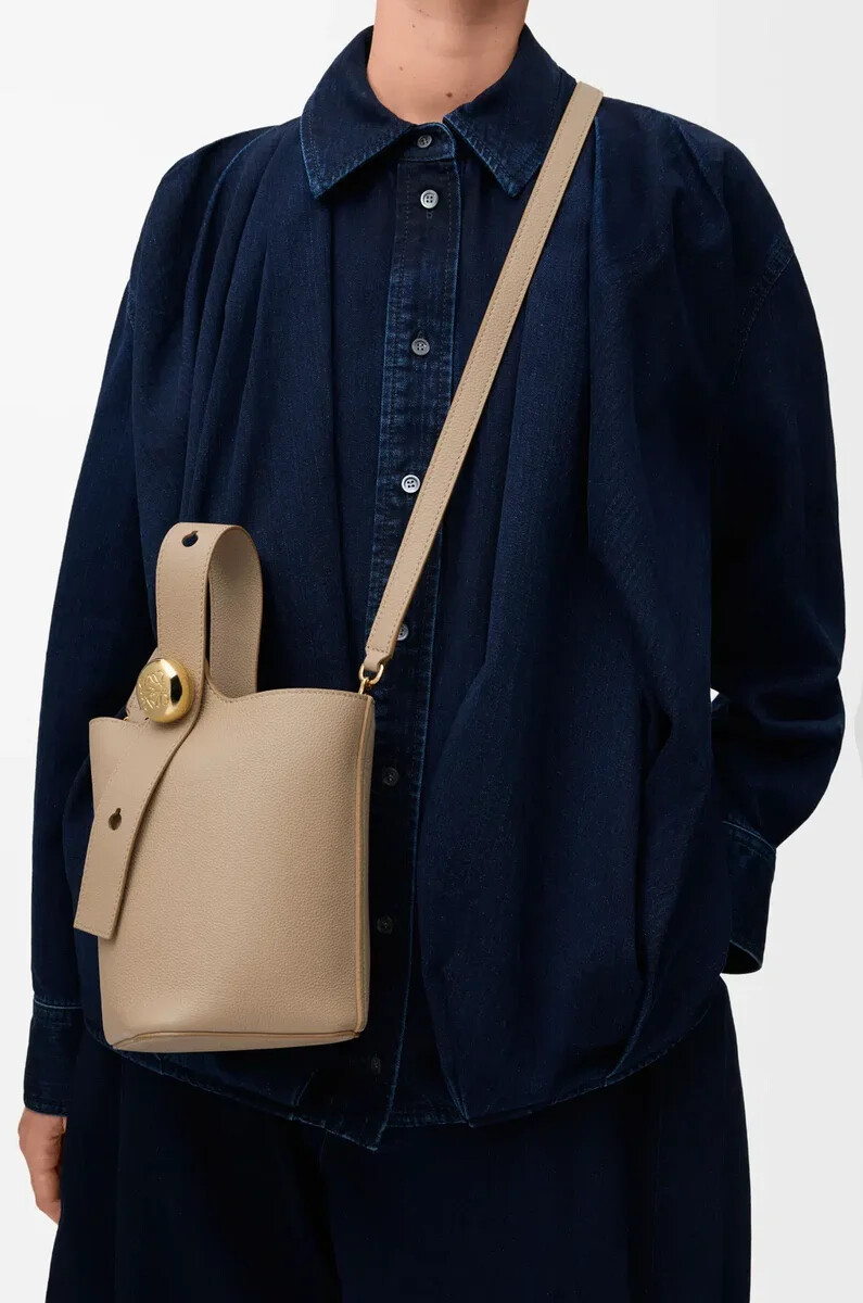 borsa a secchiello mini pebble in morbida pelle di vitello granata sabbia