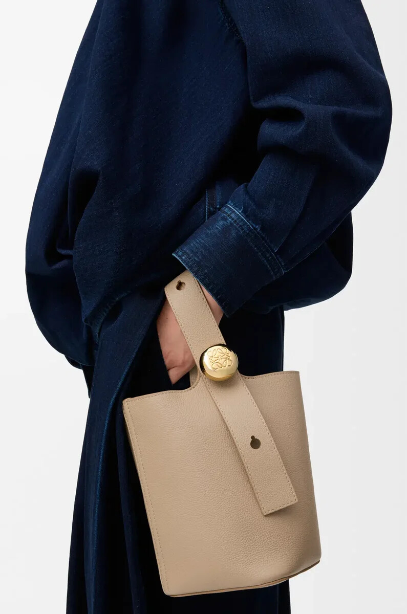 borsa a secchiello mini pebble in morbida pelle di vitello granata sabbia