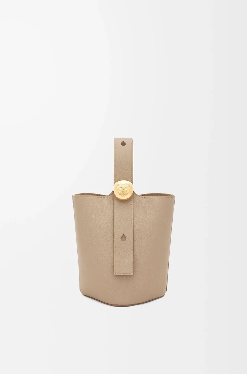 borsa a secchiello mini pebble in morbida pelle di vitello granata sabbia