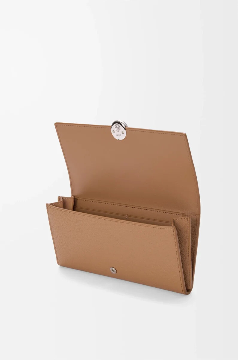 portafoglio pebble continental in pelle di vitello minigrana mocha