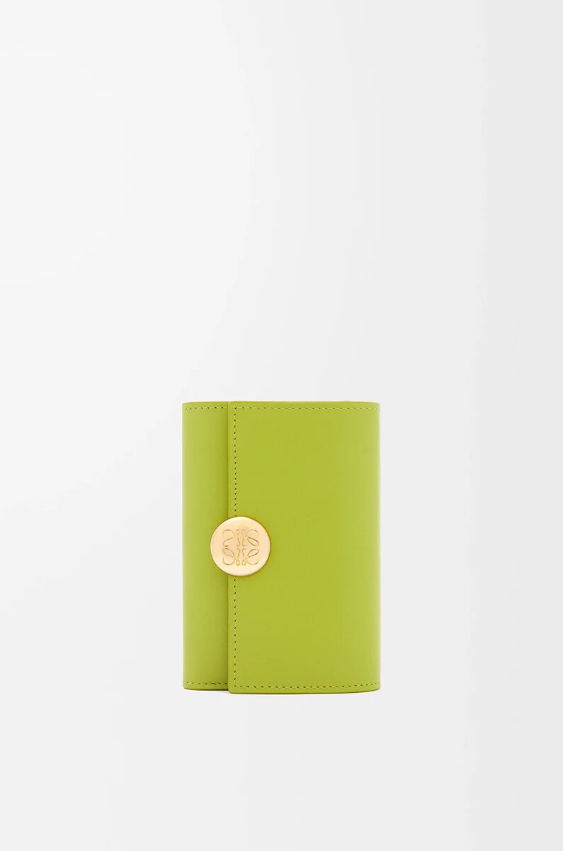 portafoglio verticale piccolo pebble in vitello nappa lucido meadow green