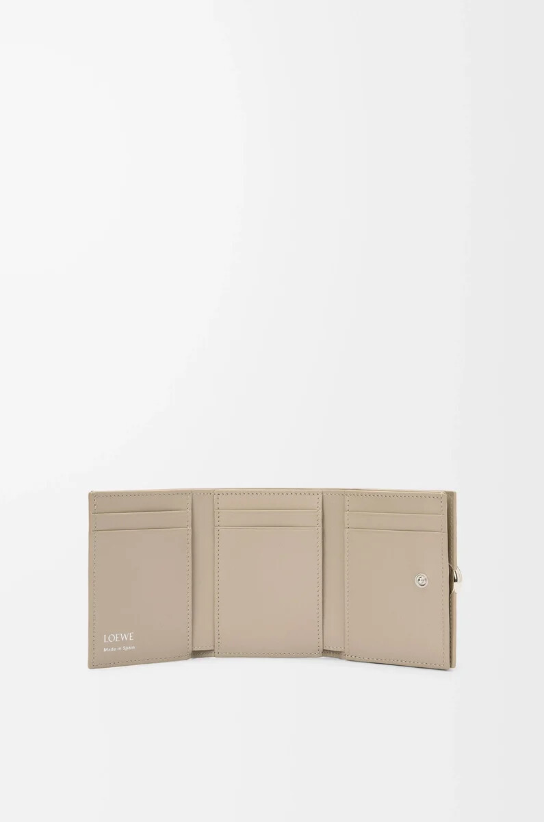 portafoglio trifold pebble in pelle di vitello grana ciottolo clay