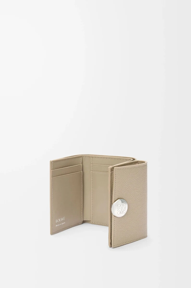 portafoglio trifold pebble in pelle di vitello grana ciottolo clay