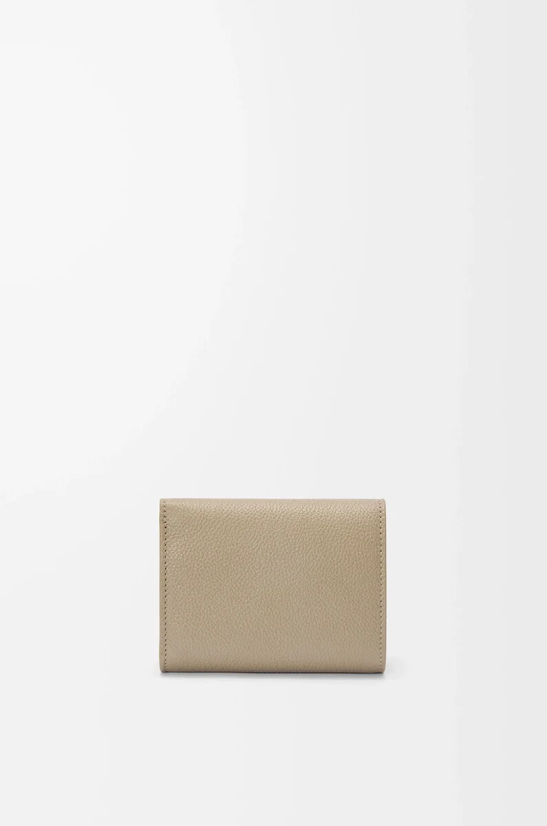 portafoglio trifold pebble in pelle di vitello grana ciottolo clay