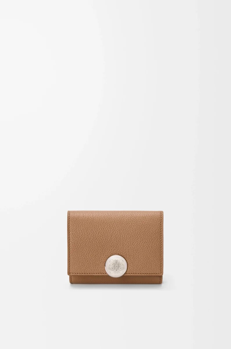 portafoglio trifold pebble in pelle di vitello martellata mocha