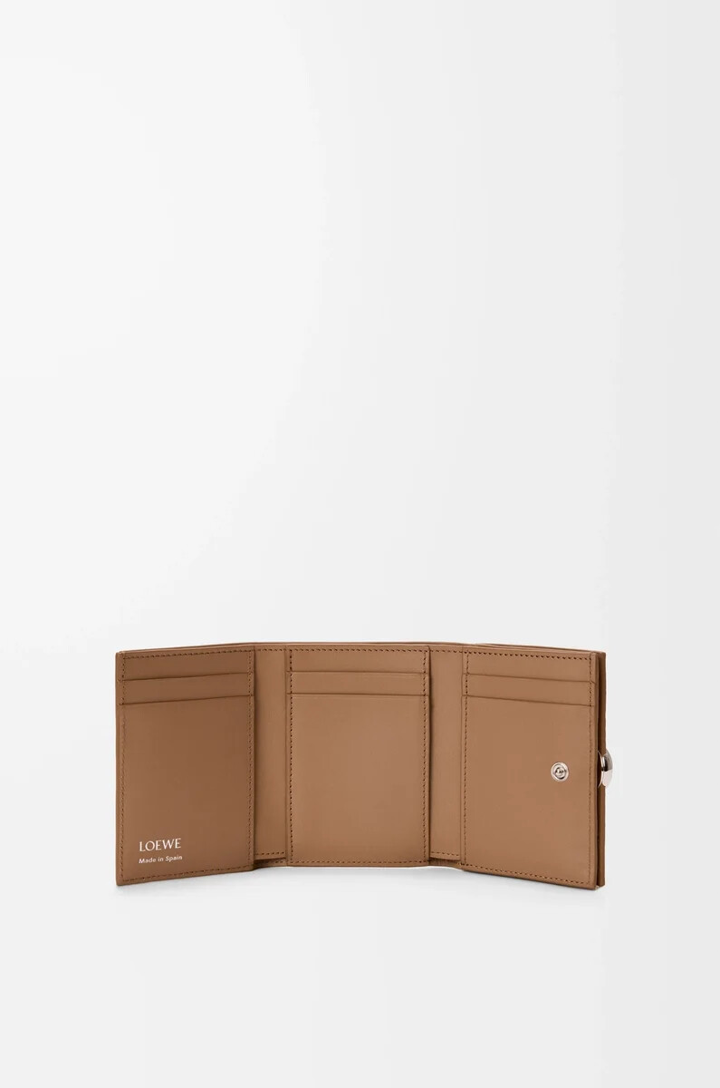 portafoglio trifold pebble in pelle di vitello martellata mocha
