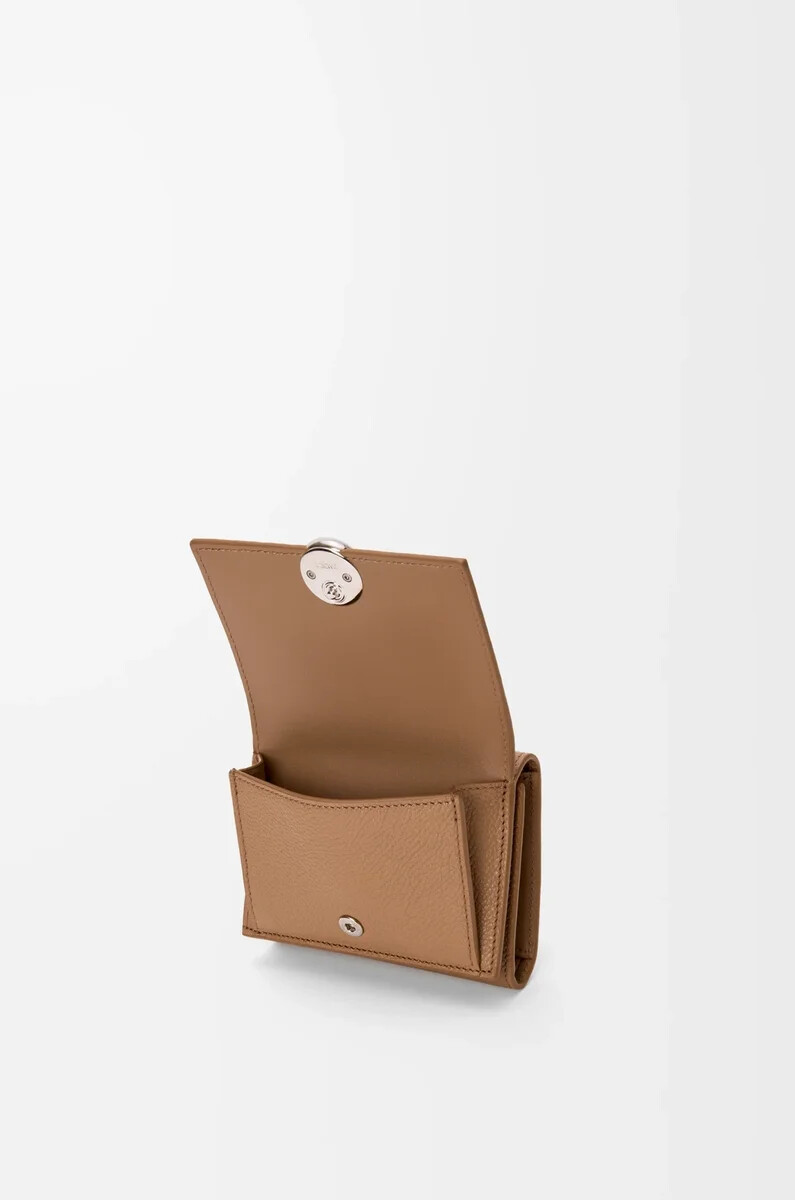 portafoglio trifold pebble in pelle di vitello martellata mocha