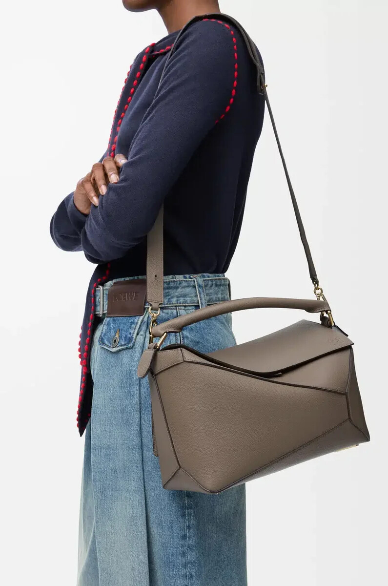 borsa puzzle edge media in morbida pelle di vitello grana taupe