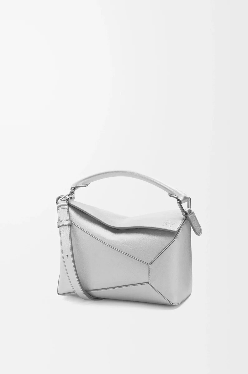 borsa puzzle edge piccola in pelle di agnello laminata argento