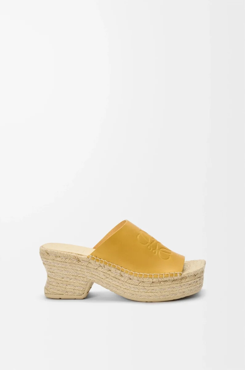 espadrillas con plateau petal in pelle di vitello conciata al vegetale ocra