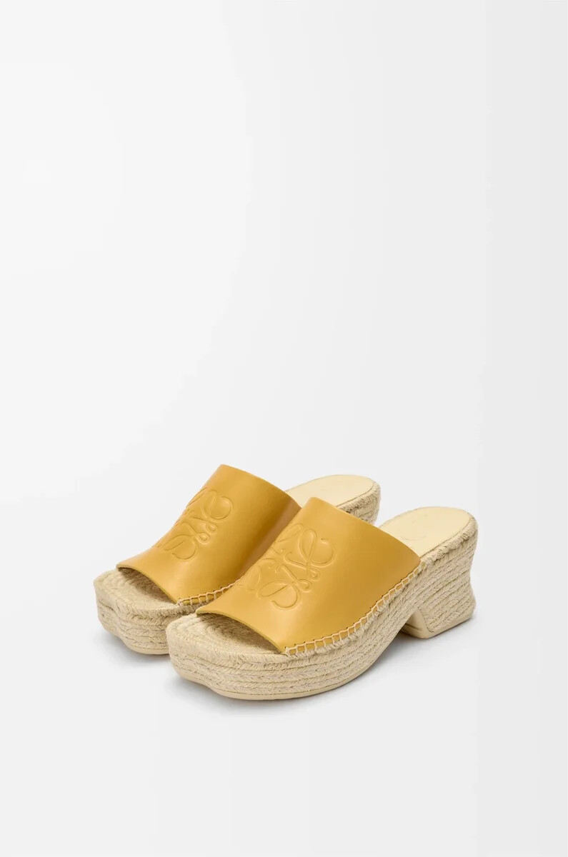 espadrillas con plateau petal in pelle di vitello conciata al vegetale ocra