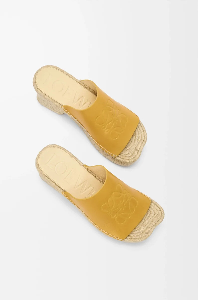 espadrillas con plateau petal in pelle di vitello conciata al vegetale ocra