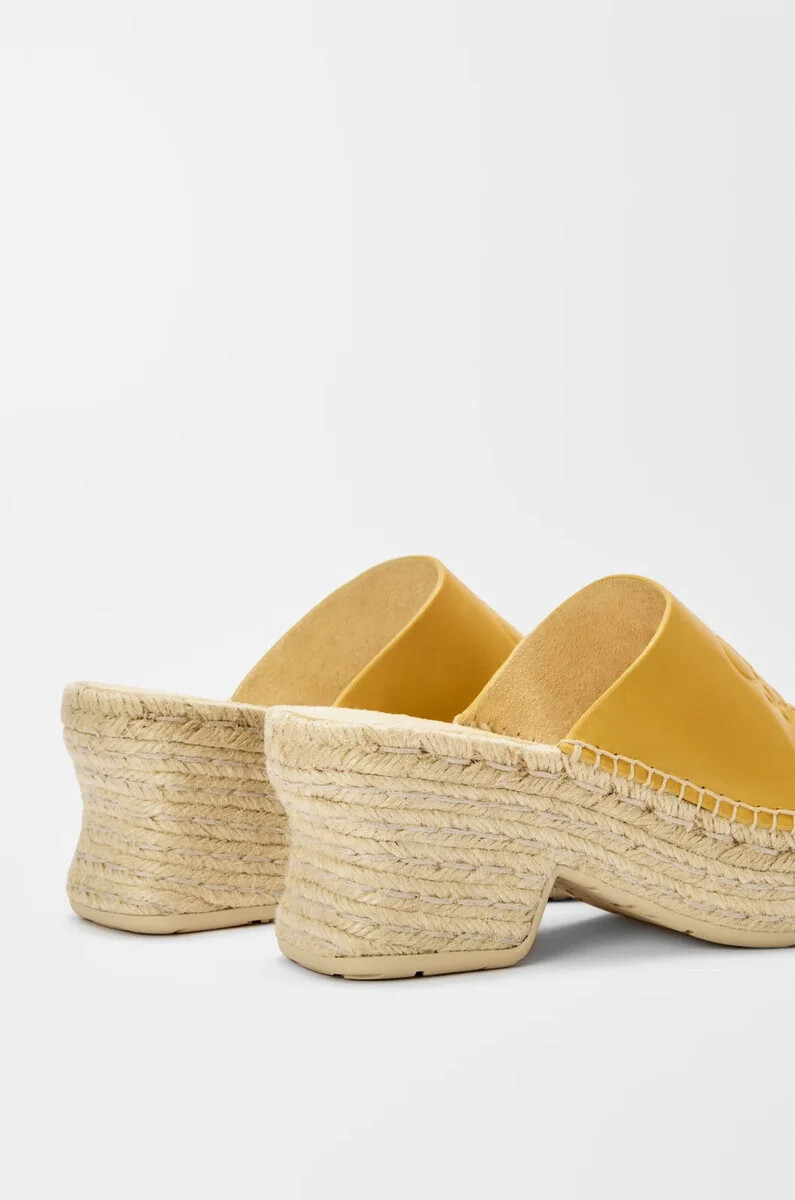 espadrillas con plateau petal in pelle di vitello conciata al vegetale ocra