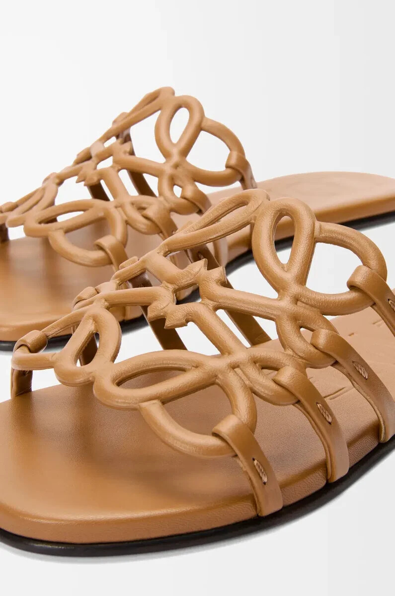 ciabatte petal anagram in morbida pelle di vitello camel