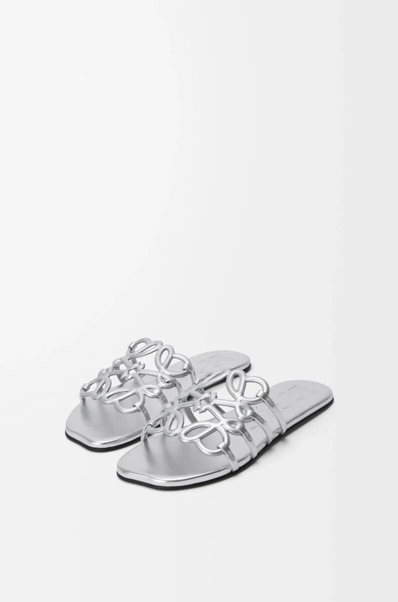 ciabatte petal anagram in pelle di agnello laminata argento