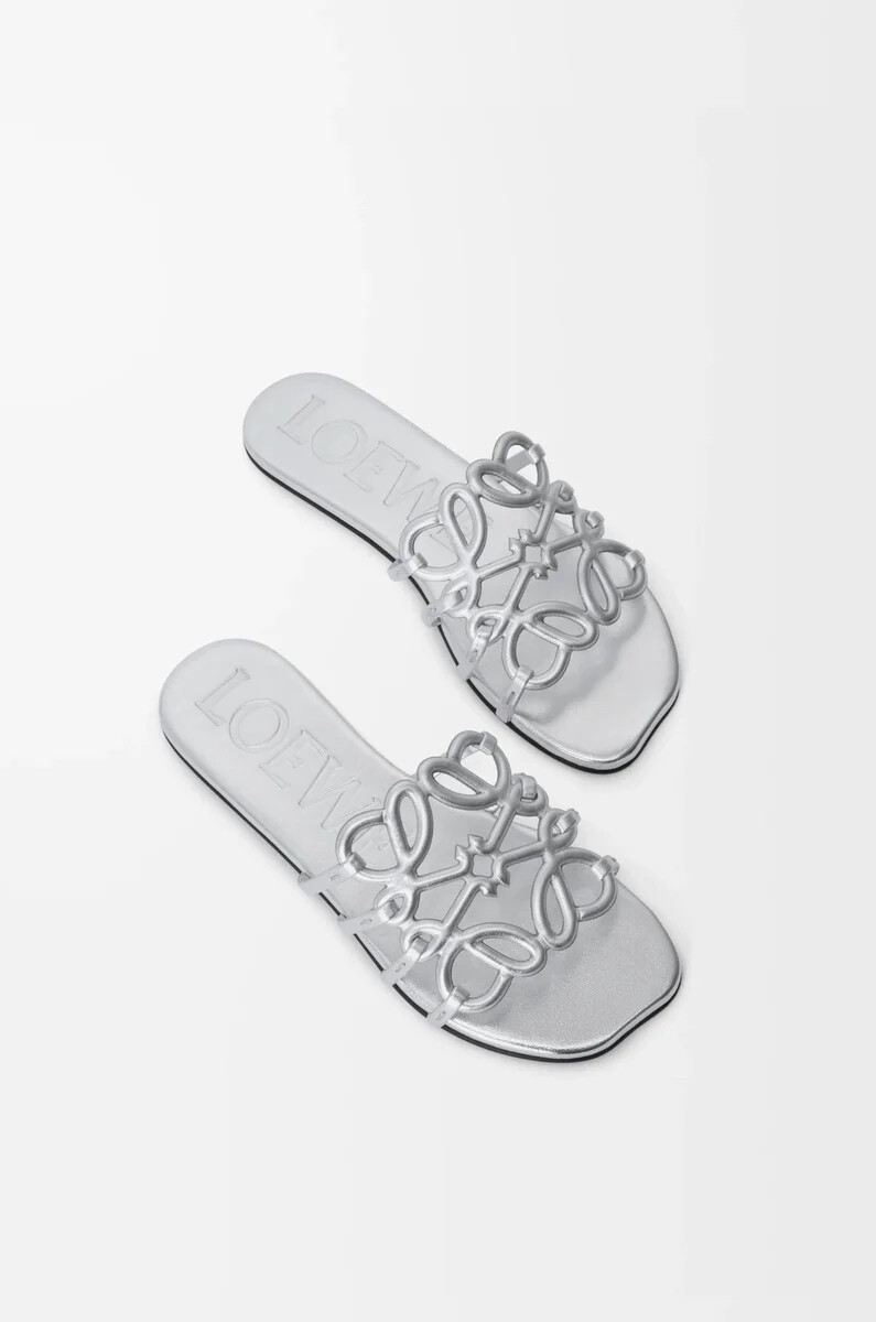 ciabatte petal anagram in pelle di agnello laminata argento
