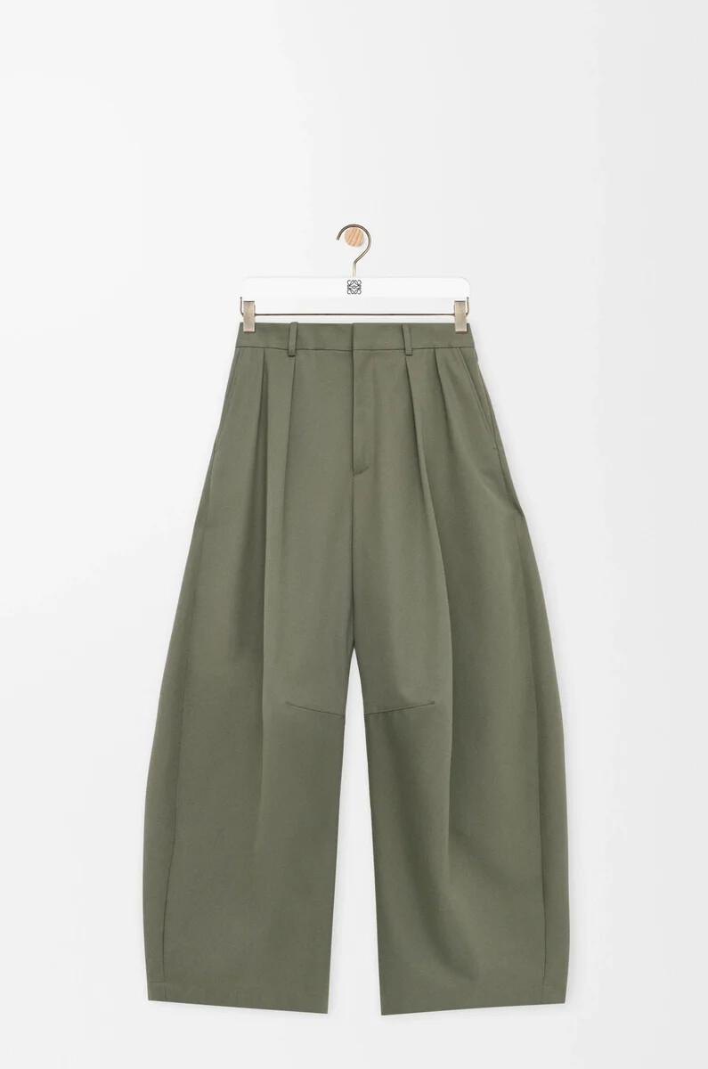 pantaloni a botte in cotone e seta verde kaki