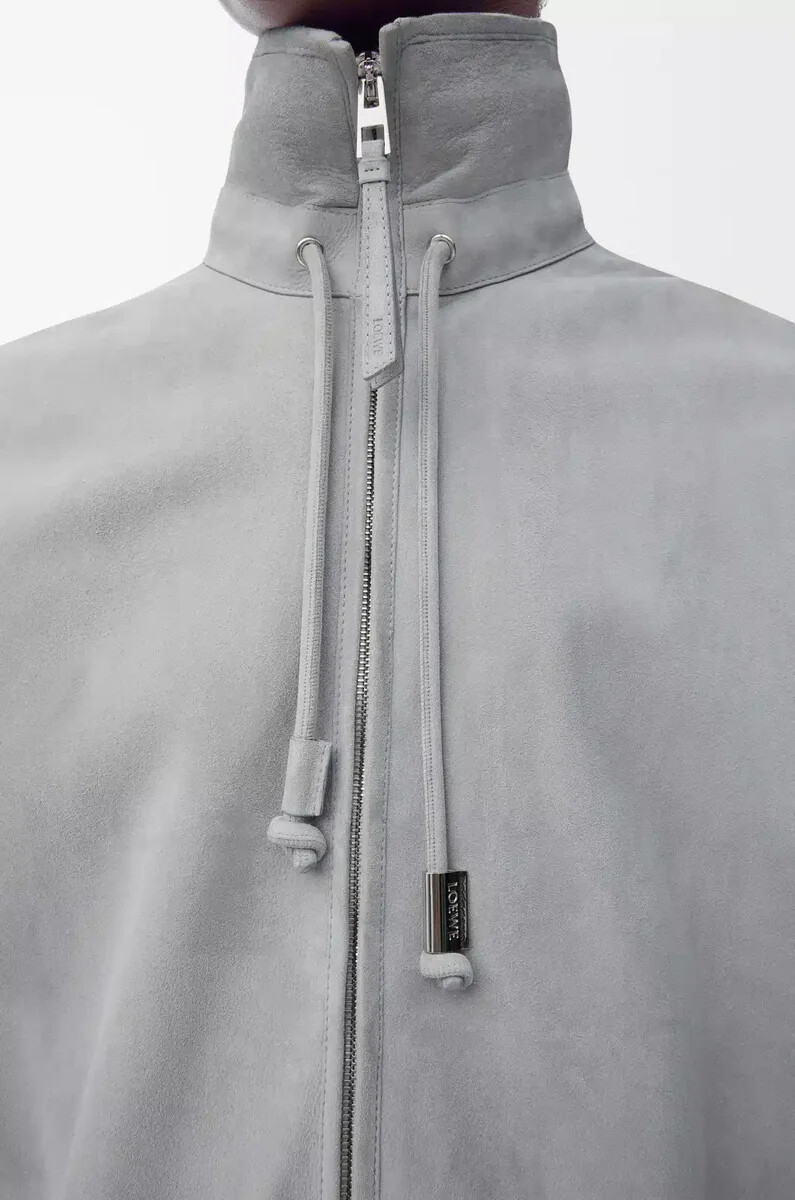 giacca con zip in pelle di agnello scamosciata grigio chiaro