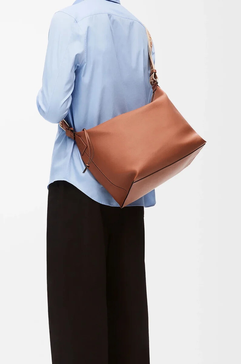 borsa a tracolla cubi in morbida pelle di vitello liscia e jacquard tan