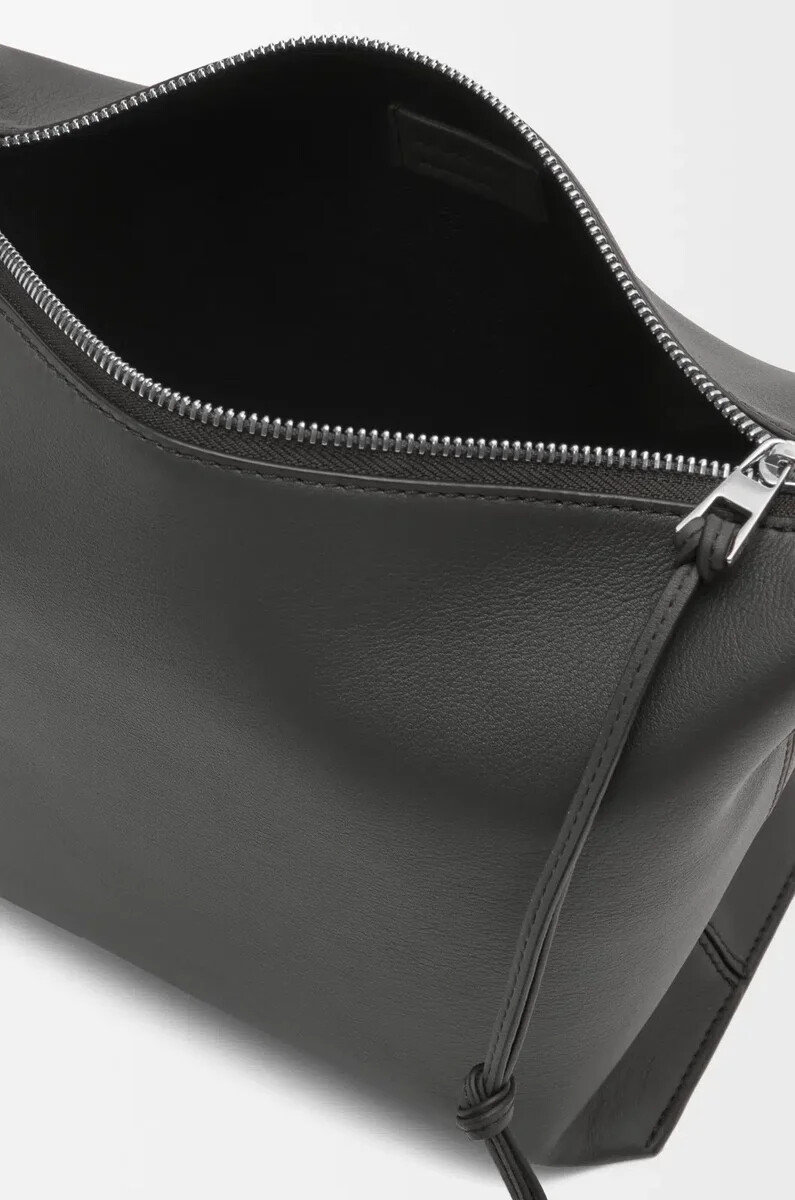piccola borsa a tracolla cubi in morbida pelle di vitello liscia e jacquard grigio scuro