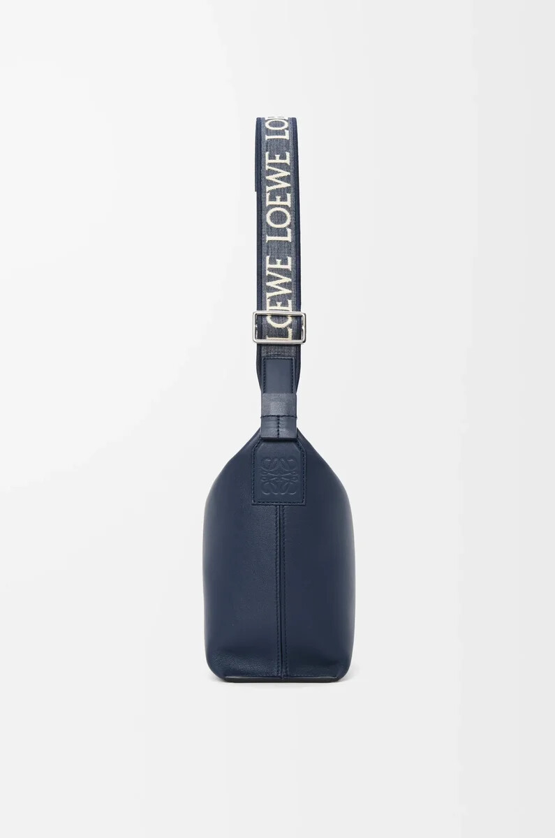 piccola borsa a tracolla cubi in morbida pelle di vitello liscia e jacquard deep navy