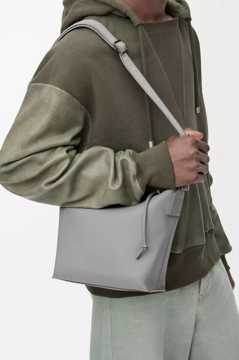 piccola borsa a tracolla cubi in morbida pelle di vitello liscia e jacquard grigio asfalto