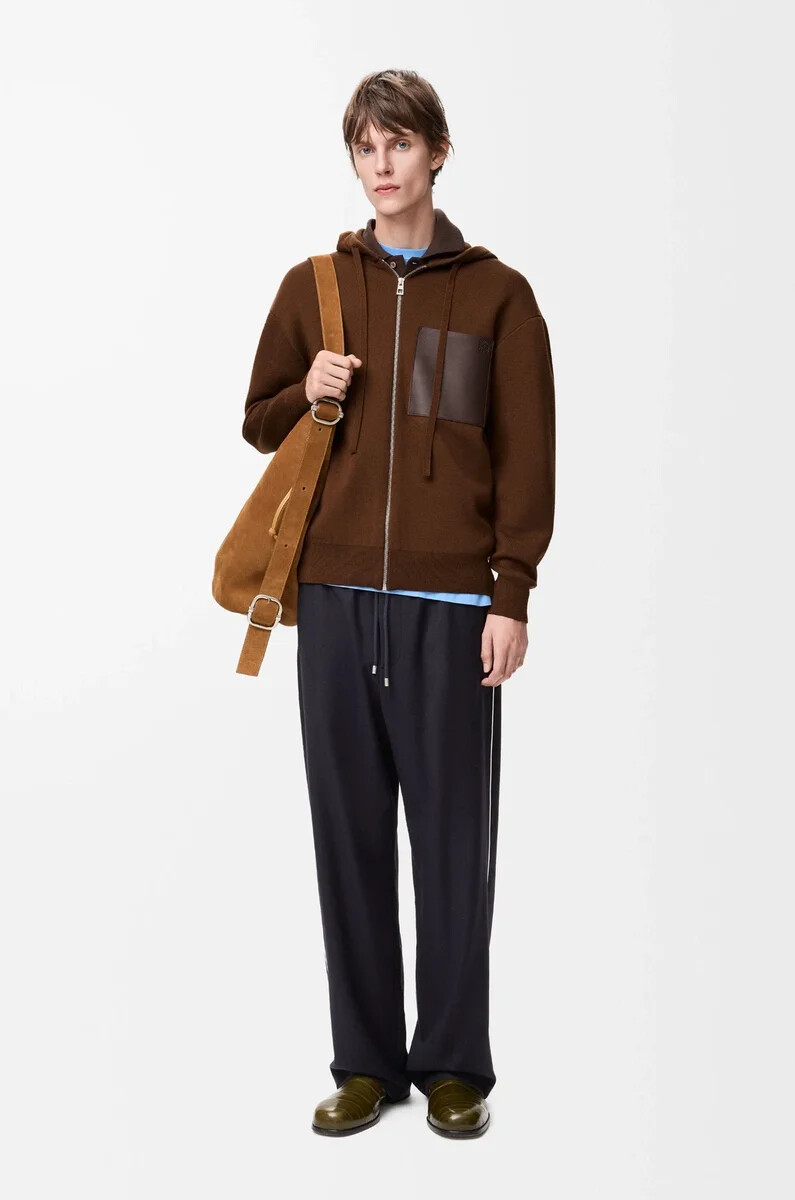 felpa con cappuccio e zip in lana marrone
