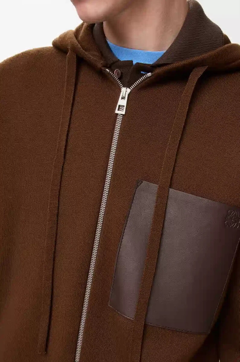 felpa con cappuccio e zip in lana marrone
