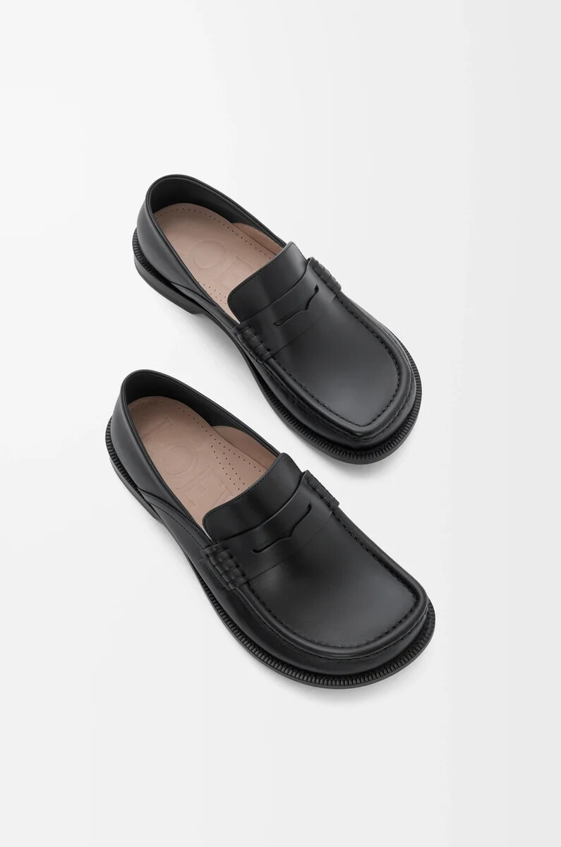 mocassino campo con patta posteriore in pelle di vitello cerata nero