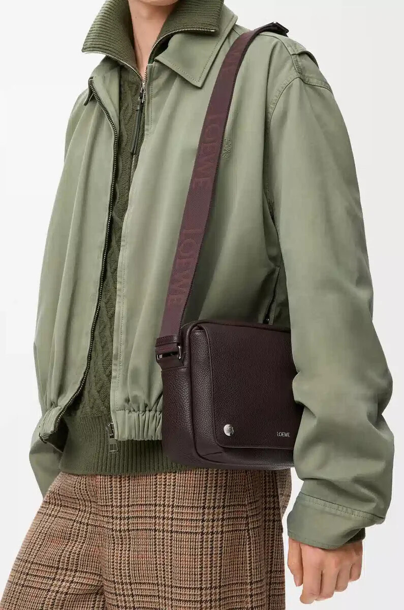 borsa a tracolla media pebble in morbida pelle di vitello grana oxblood