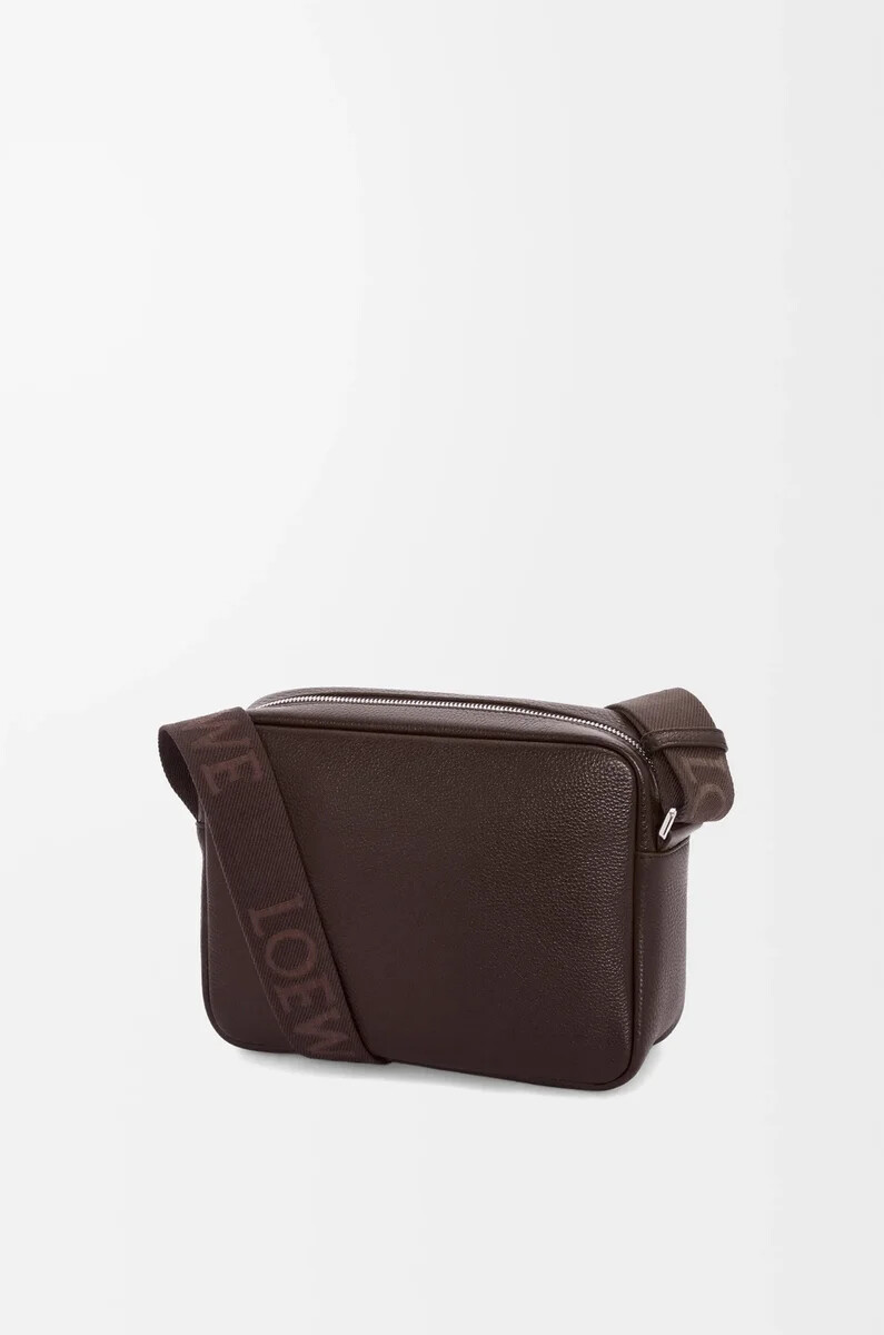 borsa a tracolla media pebble in morbida pelle di vitello grana oxblood
