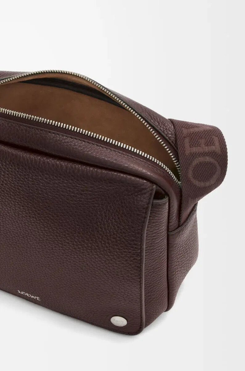 borsa a tracolla media pebble in morbida pelle di vitello grana oxblood