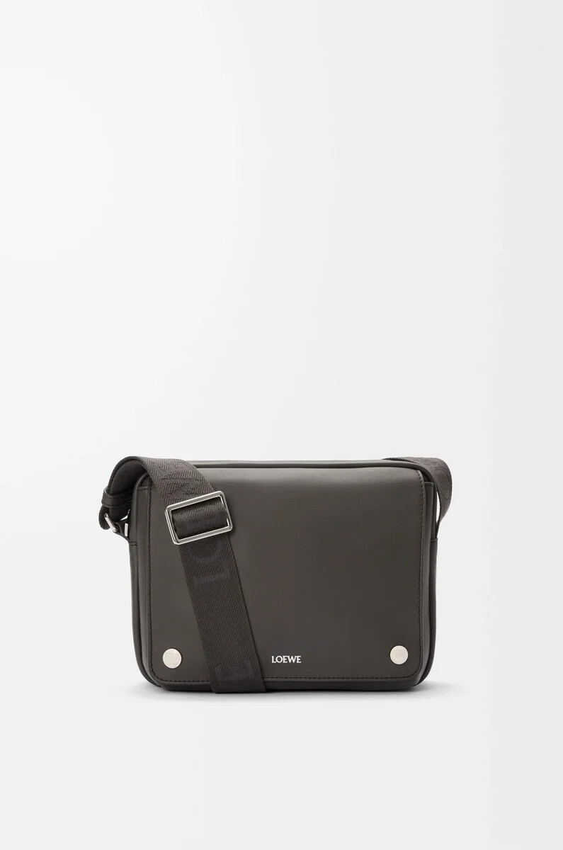 borsa a tracolla media pebble in pelle di vitello liscia grigio scuro