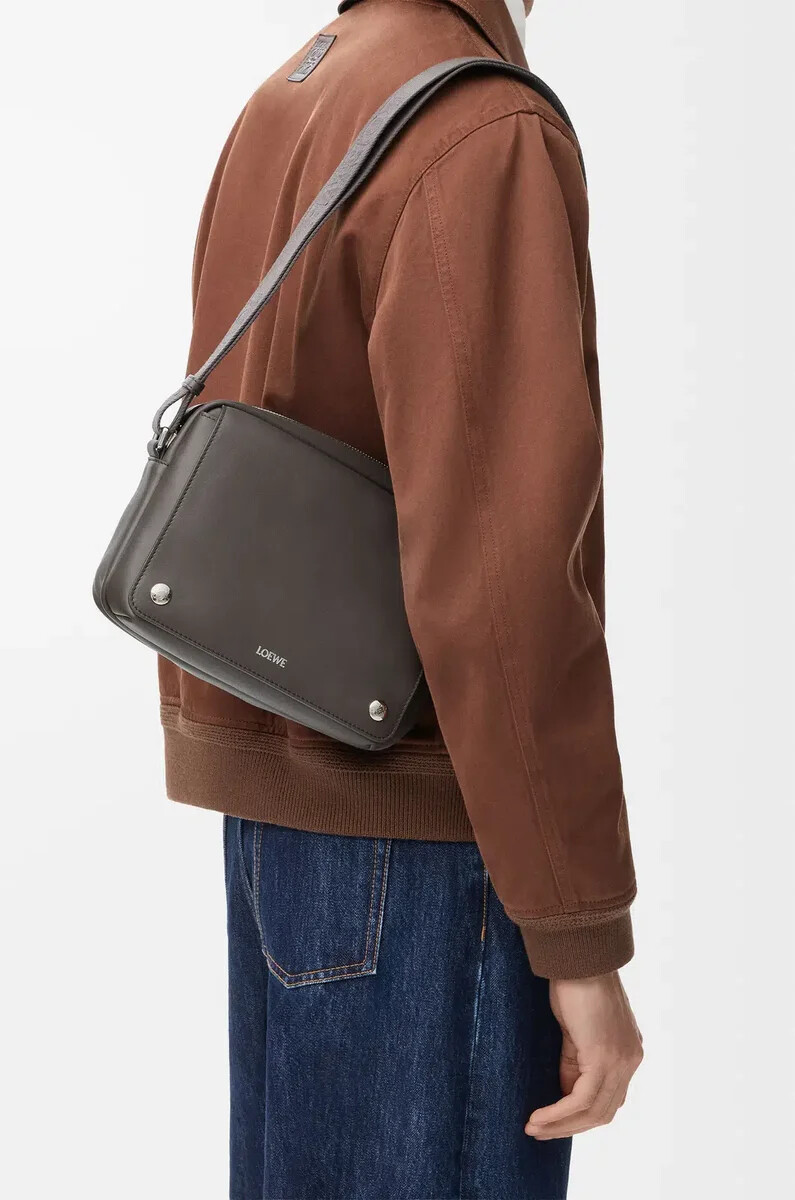 borsa a tracolla media pebble in pelle di vitello liscia grigio scuro