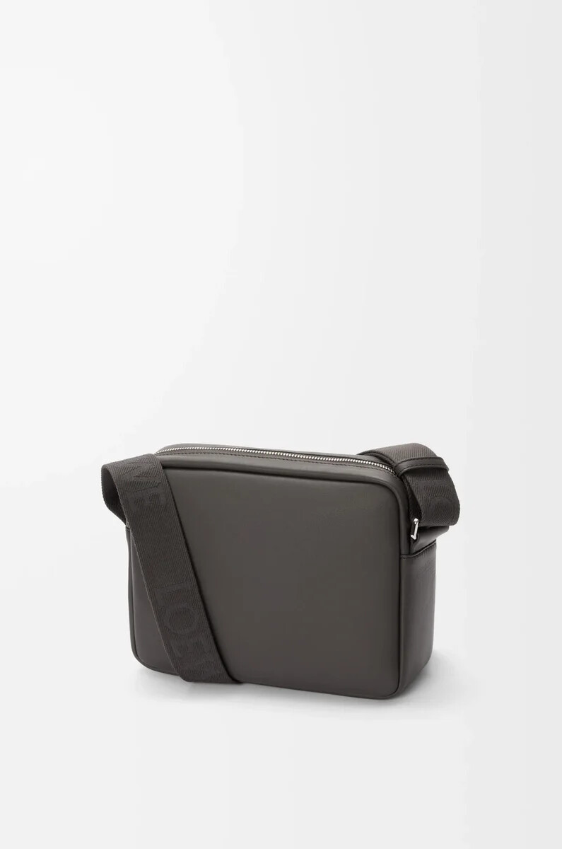 borsa a tracolla media pebble in pelle di vitello liscia grigio scuro