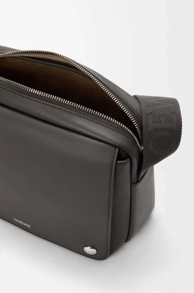 borsa a tracolla media pebble in pelle di vitello liscia grigio scuro