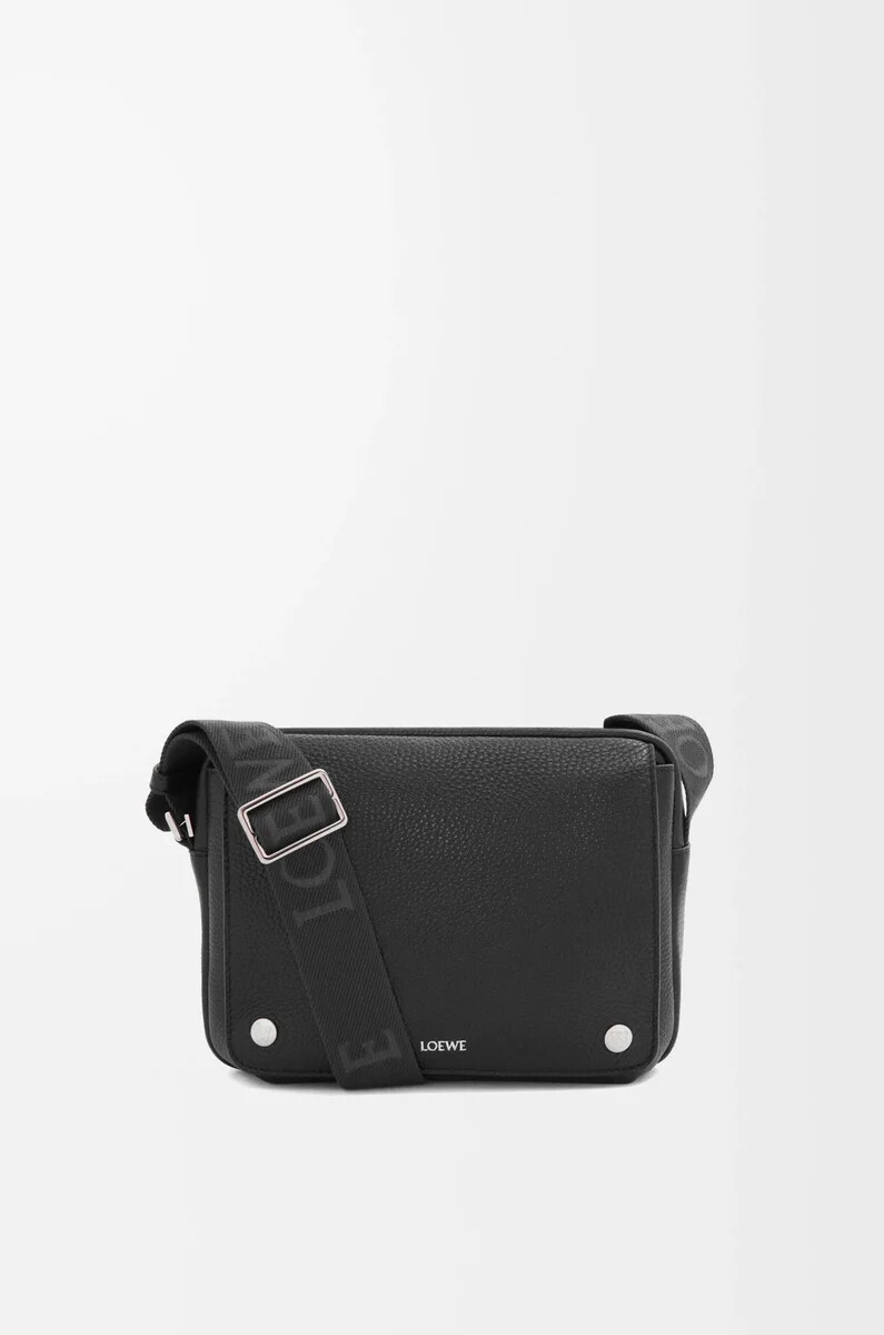 borsa a tracolla pebble media in morbida pelle di vitello granata nera