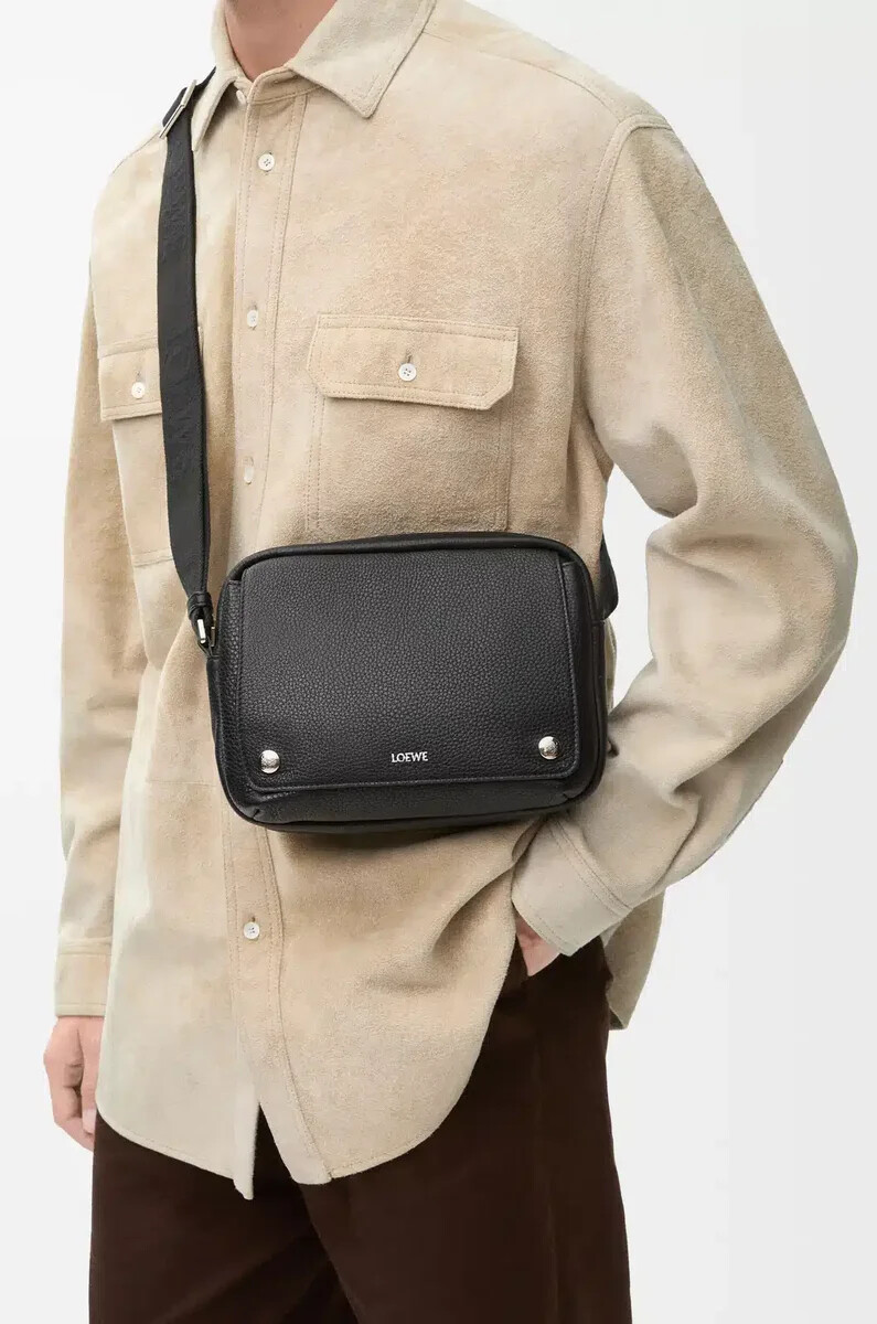 borsa a tracolla pebble media in morbida pelle di vitello granata nera