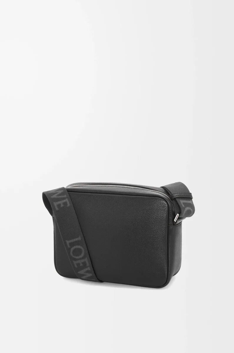 borsa a tracolla pebble media in morbida pelle di vitello granata nera
