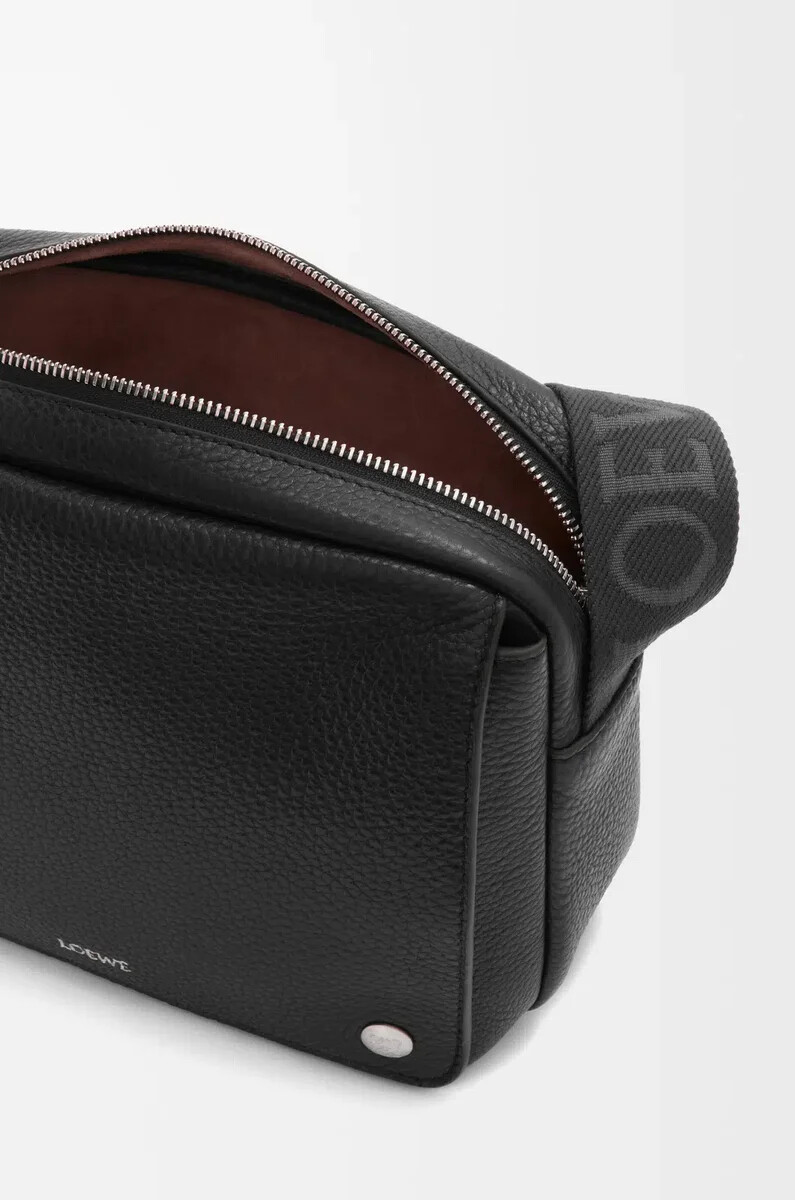 borsa a tracolla pebble media in morbida pelle di vitello granata nera