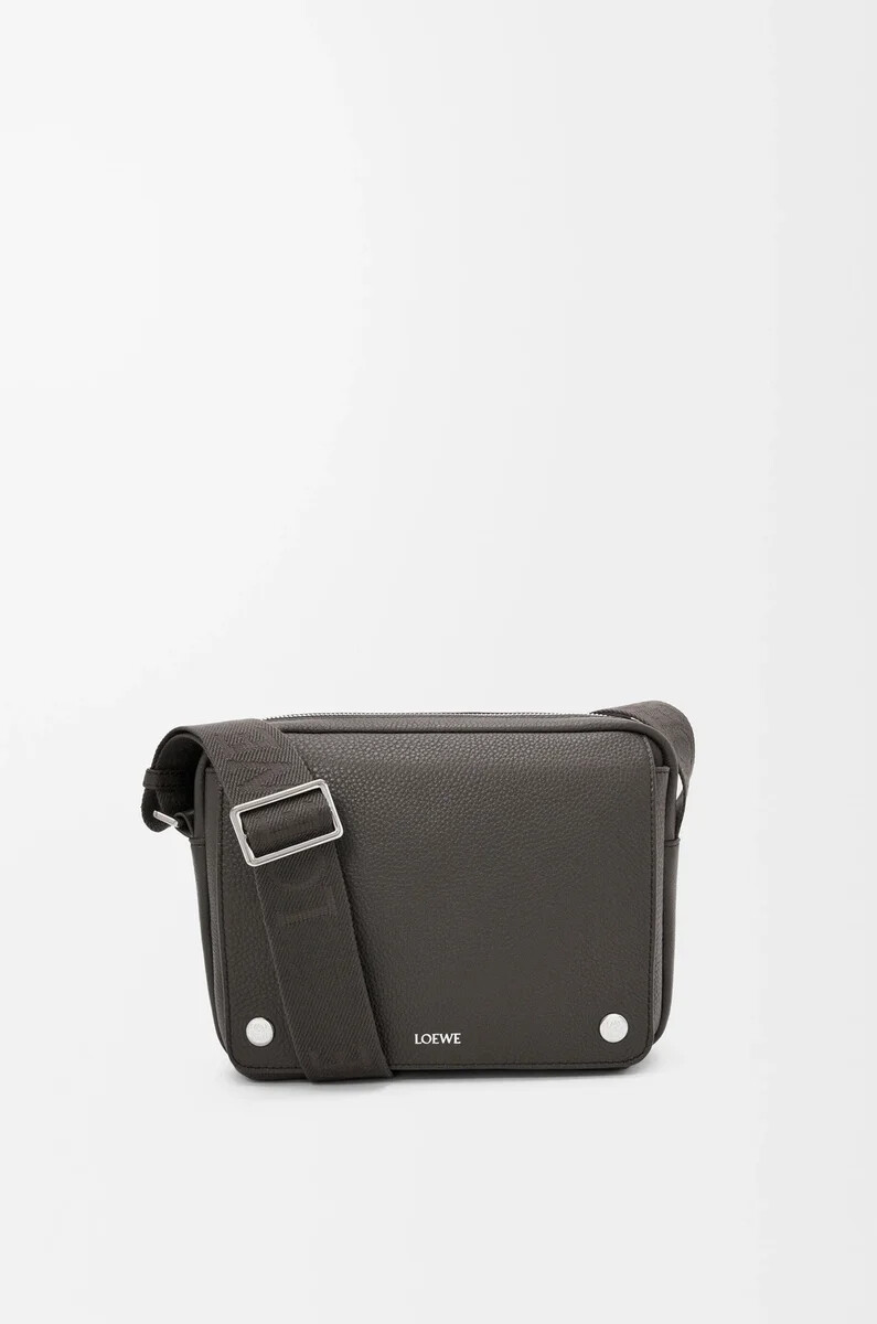 borsa a tracolla media pebble in morbida pelle di vitello grana grigio scuro