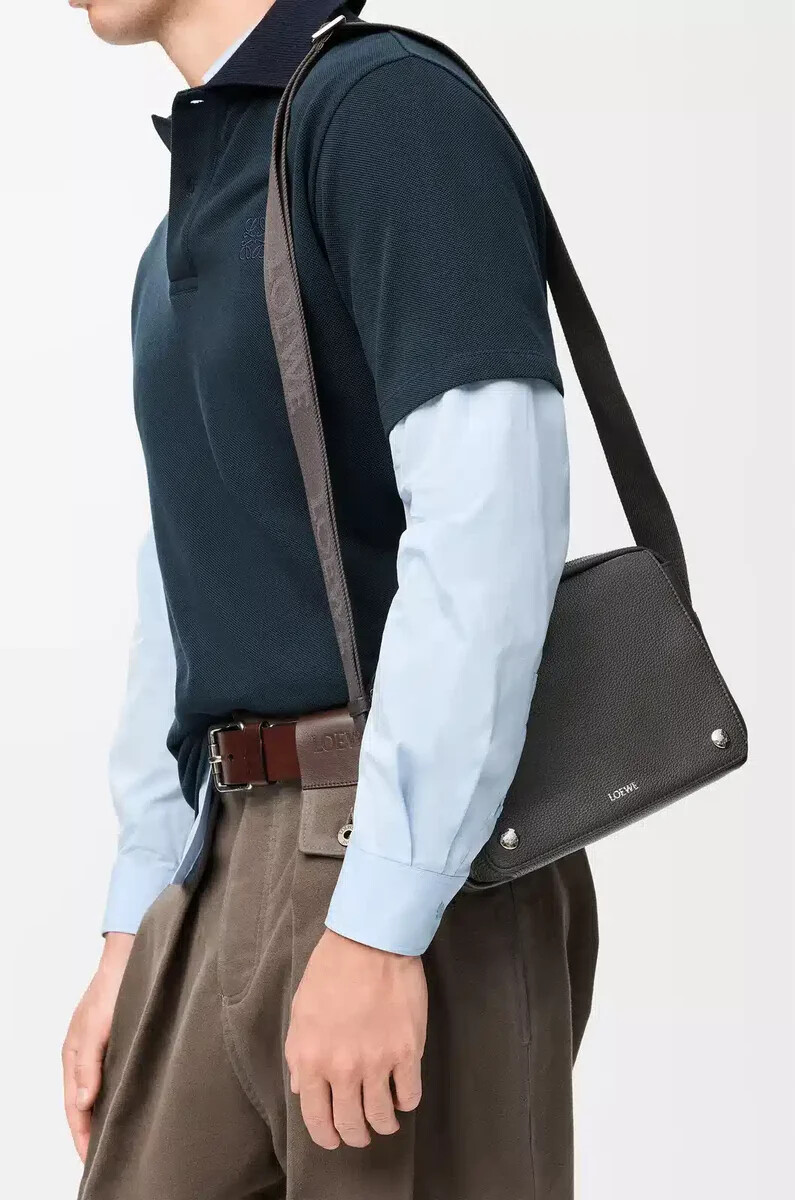 borsa a tracolla media pebble in morbida pelle di vitello grana grigio scuro