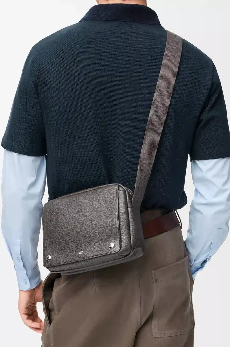 borsa a tracolla media pebble in morbida pelle di vitello grana grigio scuro