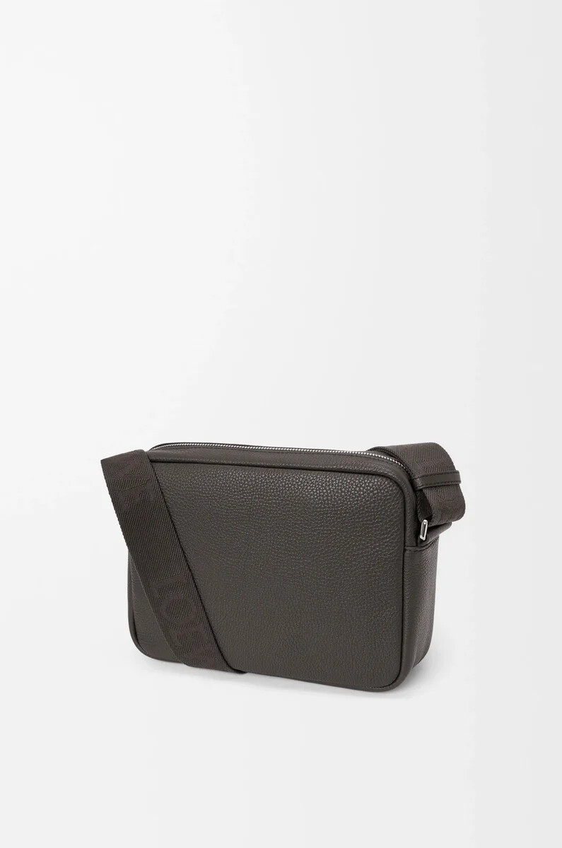 borsa a tracolla media pebble in morbida pelle di vitello grana grigio scuro