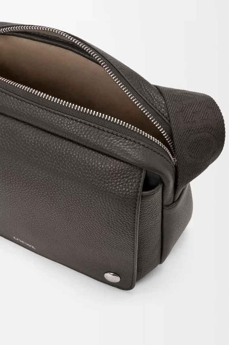 borsa a tracolla media pebble in morbida pelle di vitello grana grigio scuro