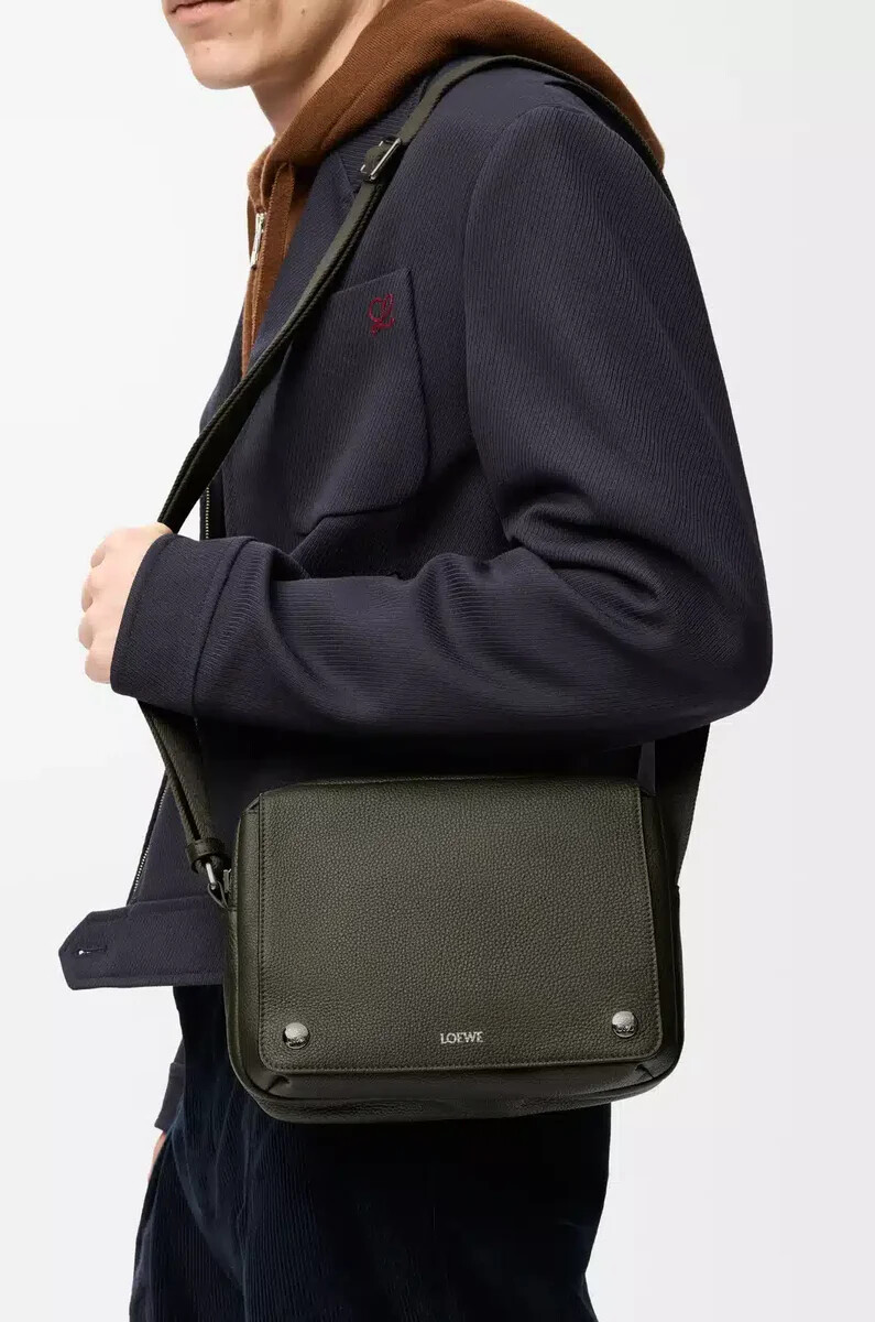 borsa a tracolla media pebble in morbida pelle di vitello granata color cachi scuro