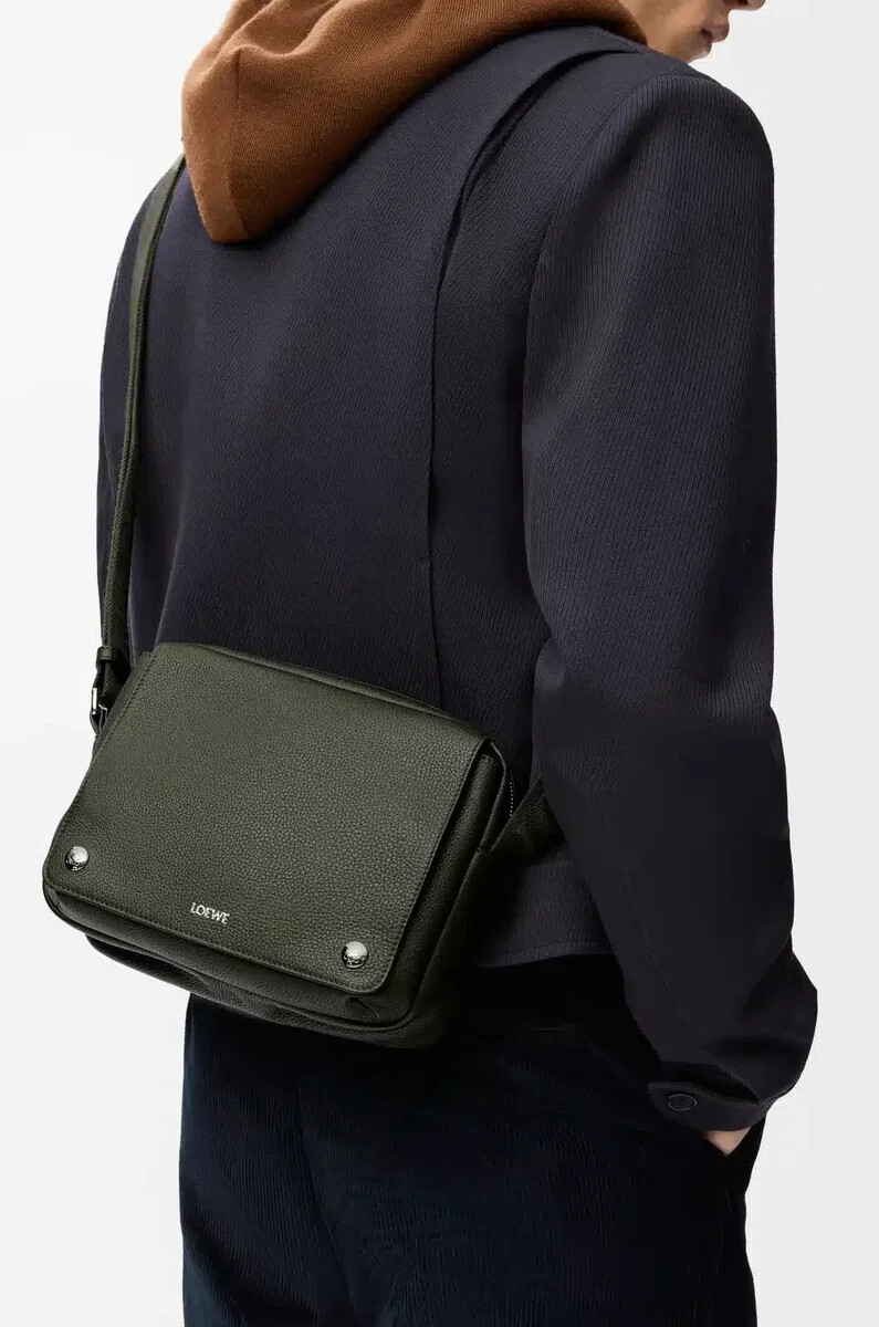 borsa a tracolla media pebble in morbida pelle di vitello granata color cachi scuro
