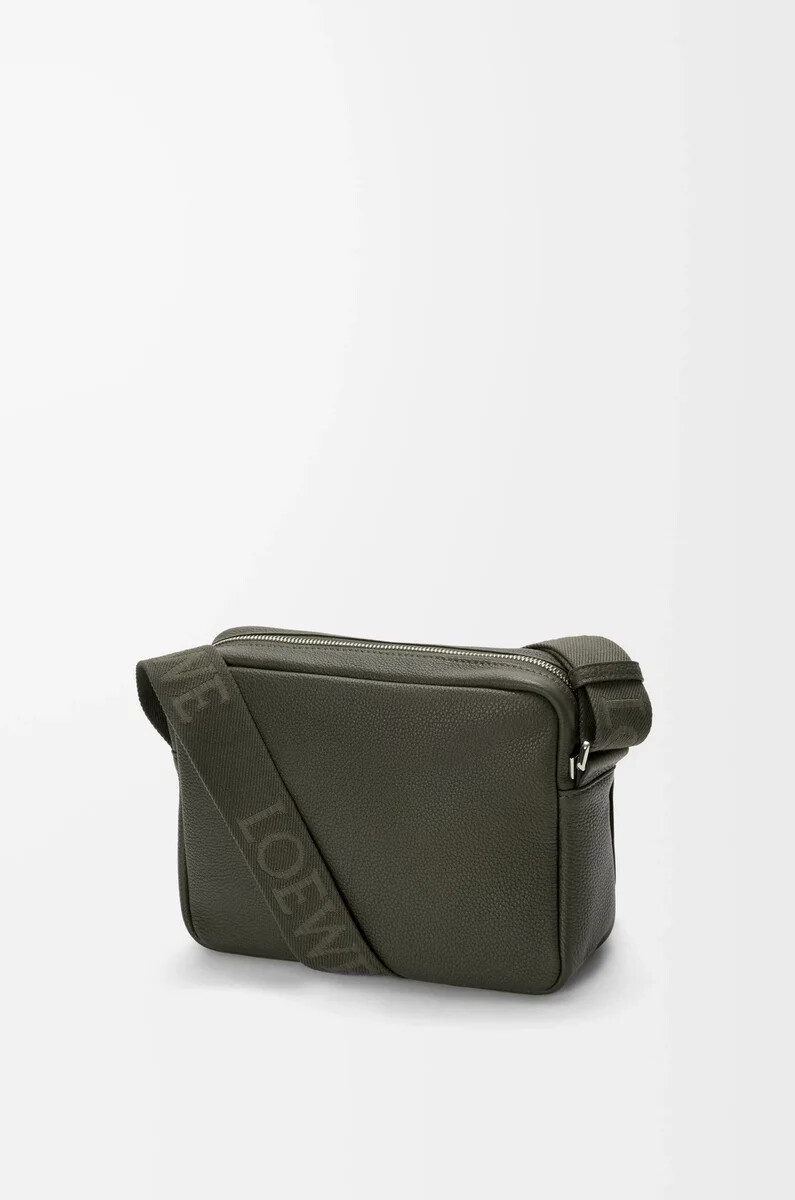 borsa a tracolla media pebble in morbida pelle di vitello granata color cachi scuro