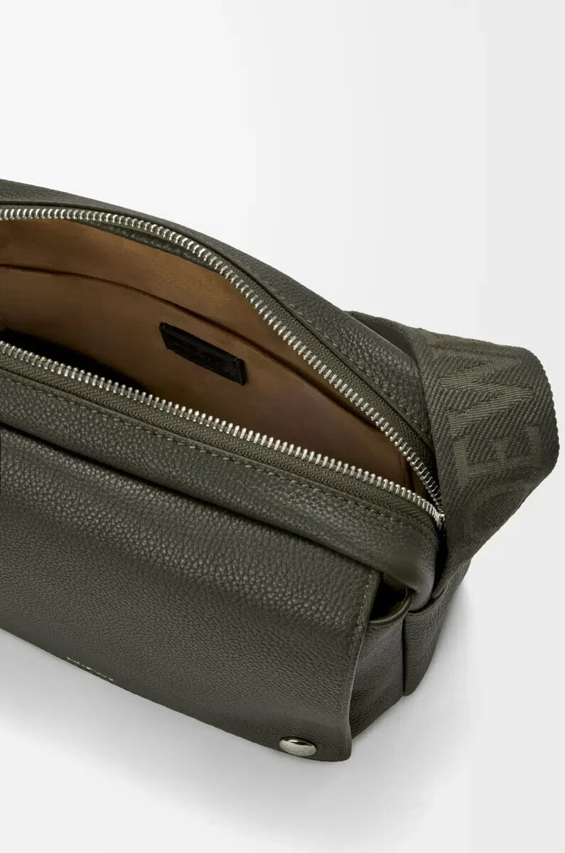 borsa a tracolla media pebble in morbida pelle di vitello granata color cachi scuro